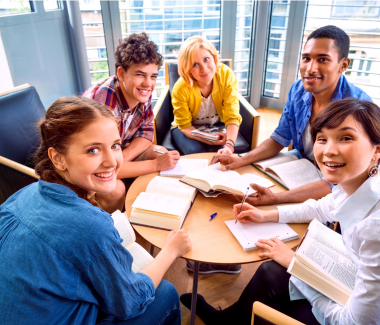 studenten overleg leren samenwerken glimlachen