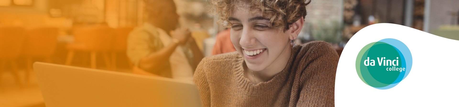 Header Davinci college student laptop dame krullend haar