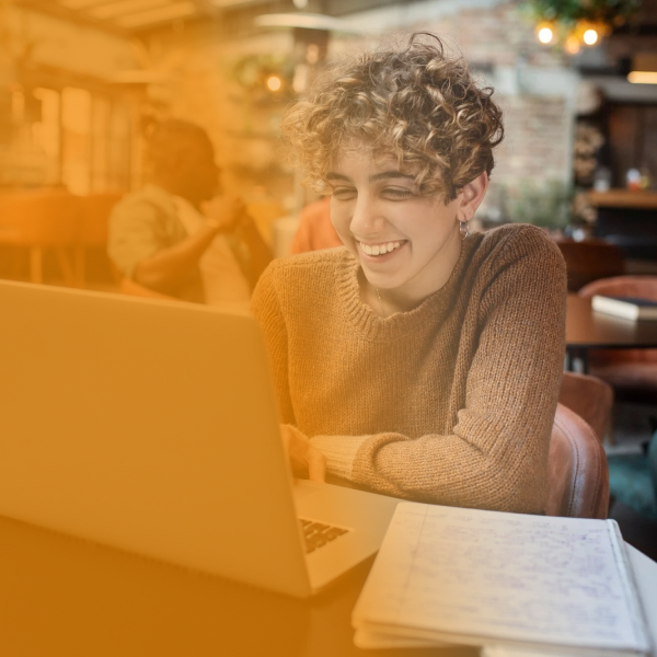 Mobiele header Davinci college student laptop dame krullend haar