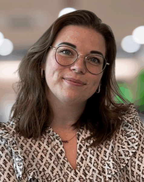 angela recruiter metafoor onderwijs bruin lang haar tot schouder bril glimlach