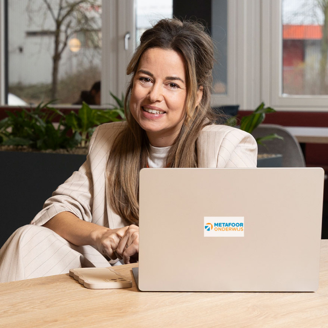 denise recruiter laptop metafoor onderwijs sticker lichte blazer pak