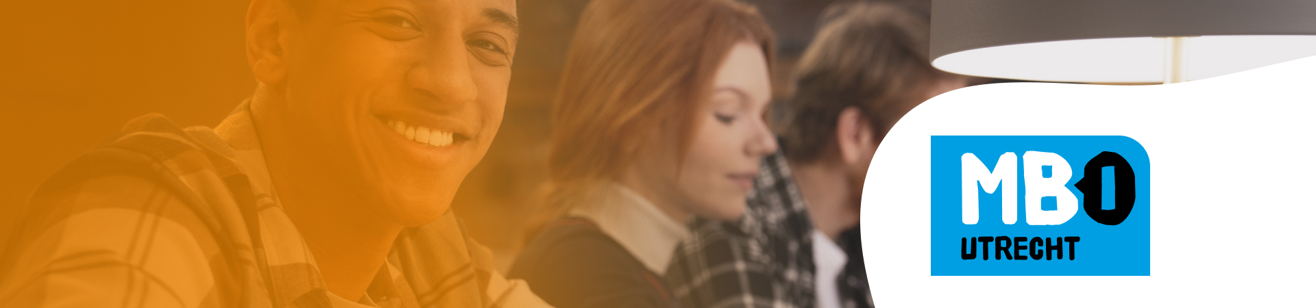 studenten gemixt werken studeren kantoortuin meisje jongens