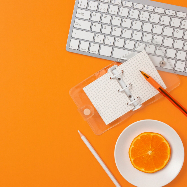 oranje achtergrond toetsenbord script pen sinasappel