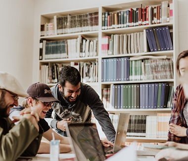 klaslokaal diverse studenten multi cultureel bibliotheek studeren