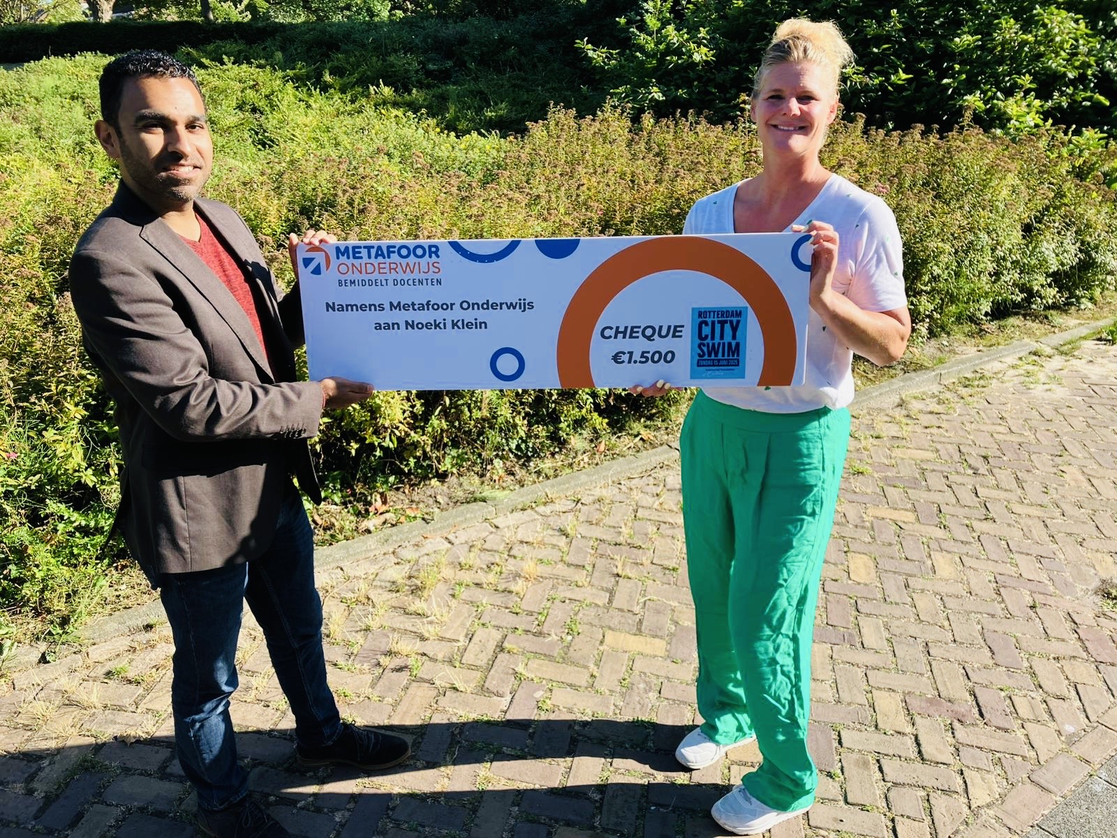 Ahad Khan cheque overhandiging Rotterdam City Swim