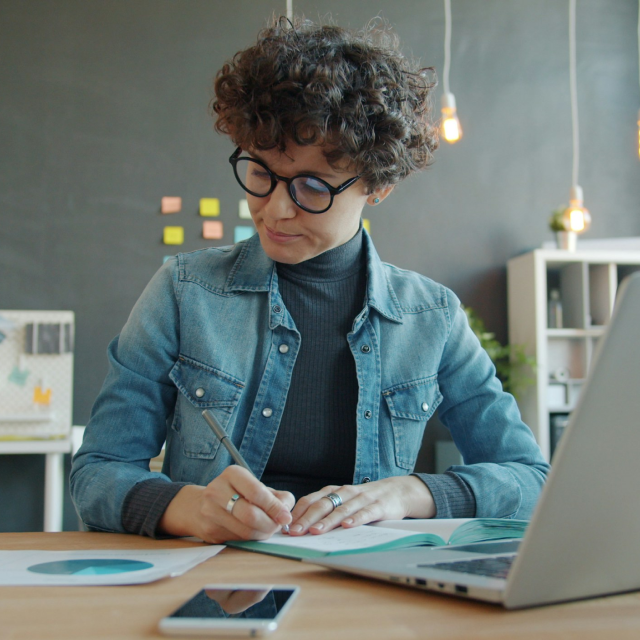docent ontwikkelen lesstof opnemen laptop online