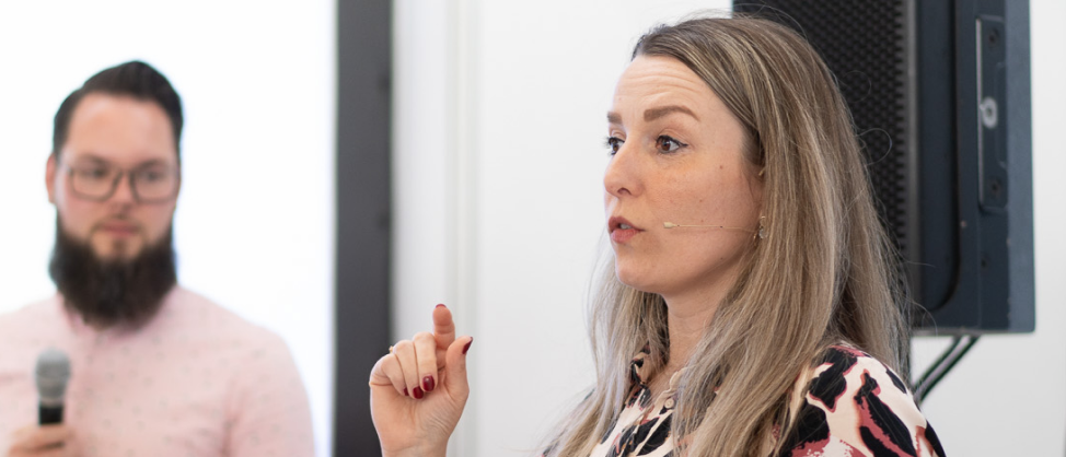 Mariska van Dijk presenteren praten workshop zelfvertrouwen voor de klas