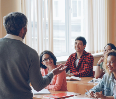 docent klas lesgeven diverse studenten multicultureel jongens meiden lachen