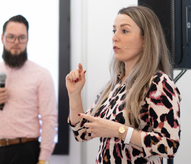 Mariska van Dijk presenteren praten workshop zelfvertrouwen voor de klas