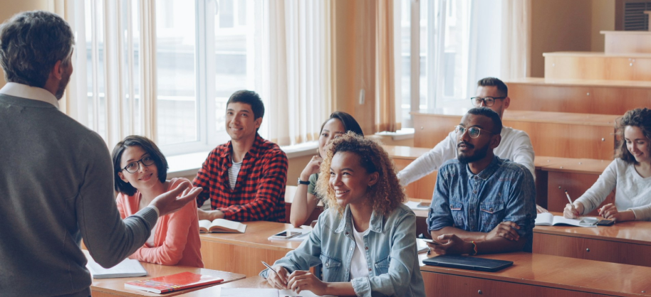 docent klas lesgeven diverse studenten multicultureel jongens meiden lachen