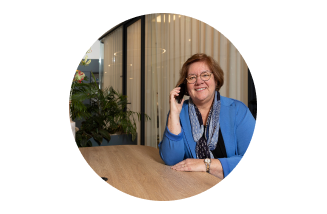 nicolette bellen recruiter blauwe vest tafel