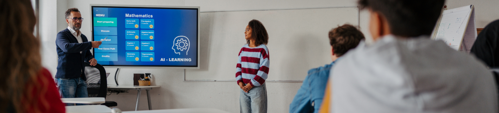 Een leraar in een klaslokaal wijst naar een groot digitaal scherm met een presentatie over 'AI in het onderwijs', terwijl een studente aandachtig toekijkt.