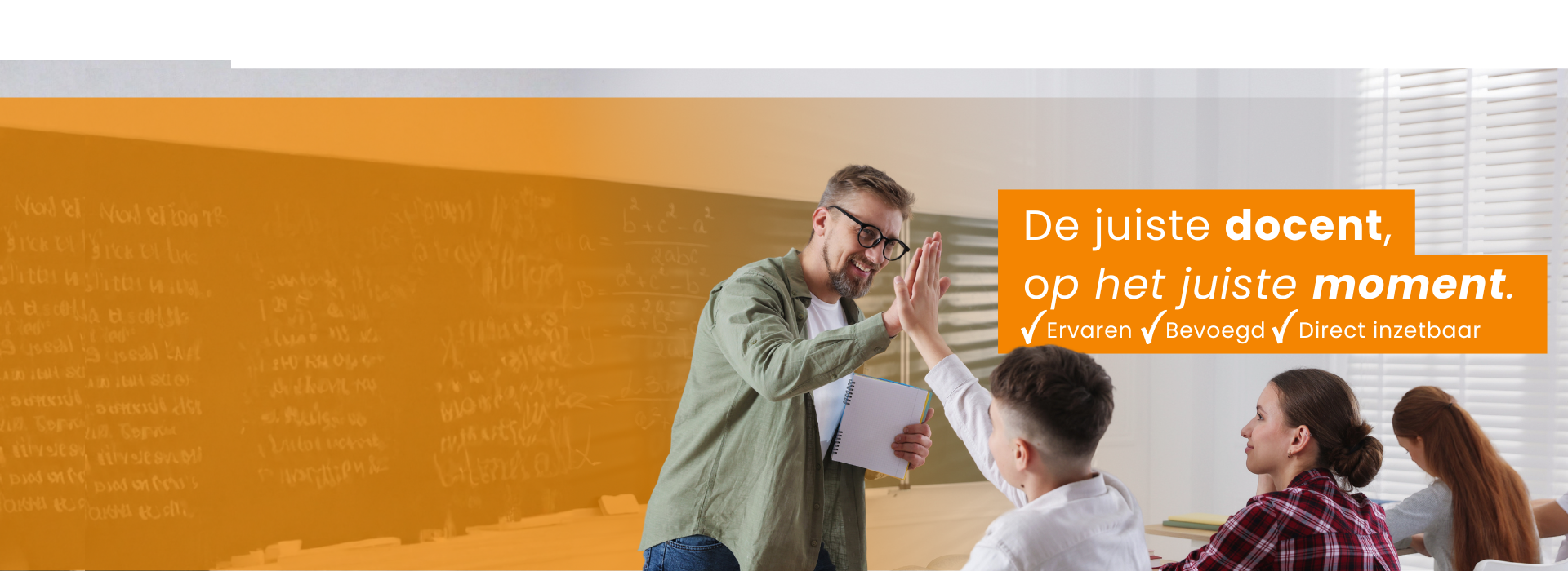 Enthousiaste docent geeft een high-five aan een leerling in de klas. Banner Metafoor Onderwijs voor scholen: de juiste docent op het juiste moment.